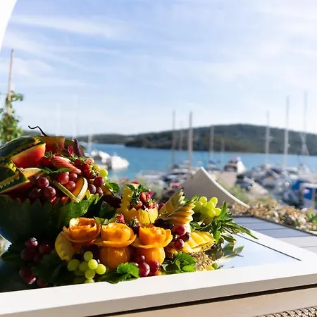 לינה וארוחת בוקר Irene 3*